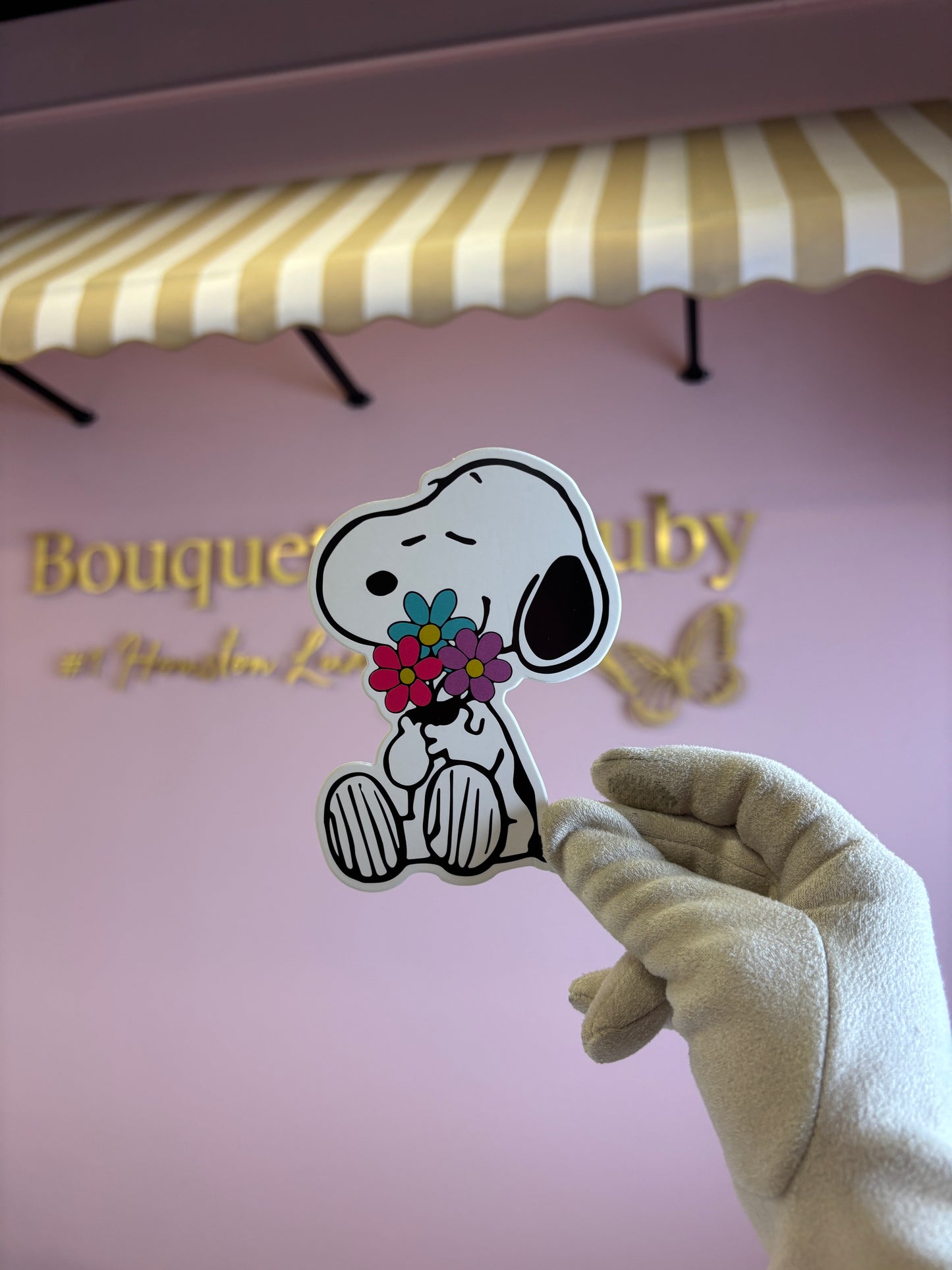 Snoopy hugging flowers 🌺