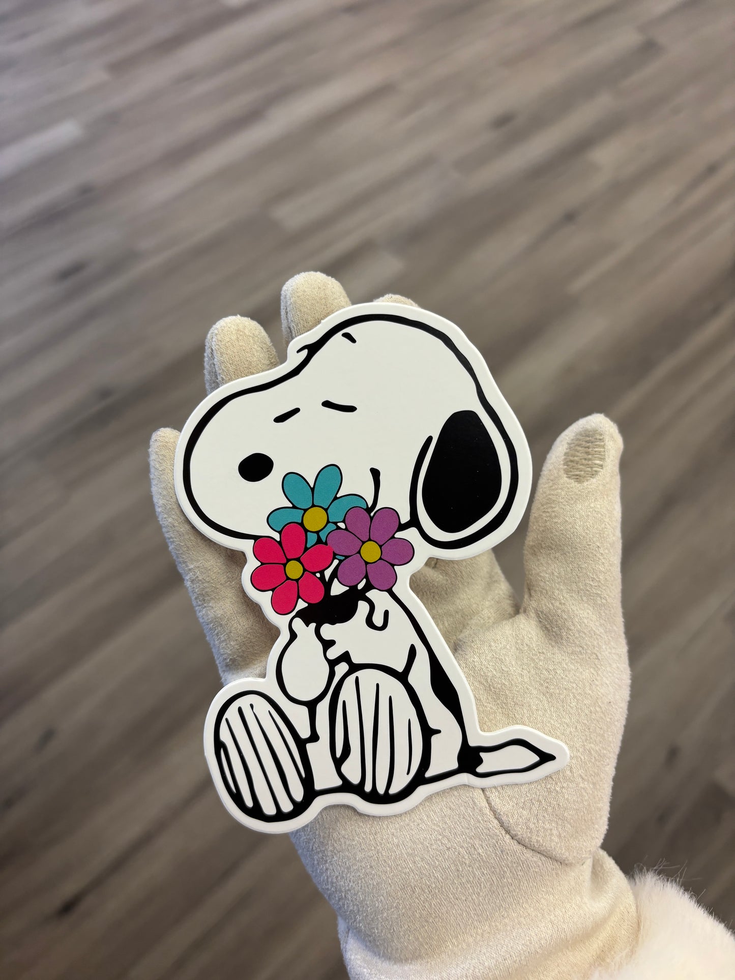 Snoopy hugging flowers 🌺