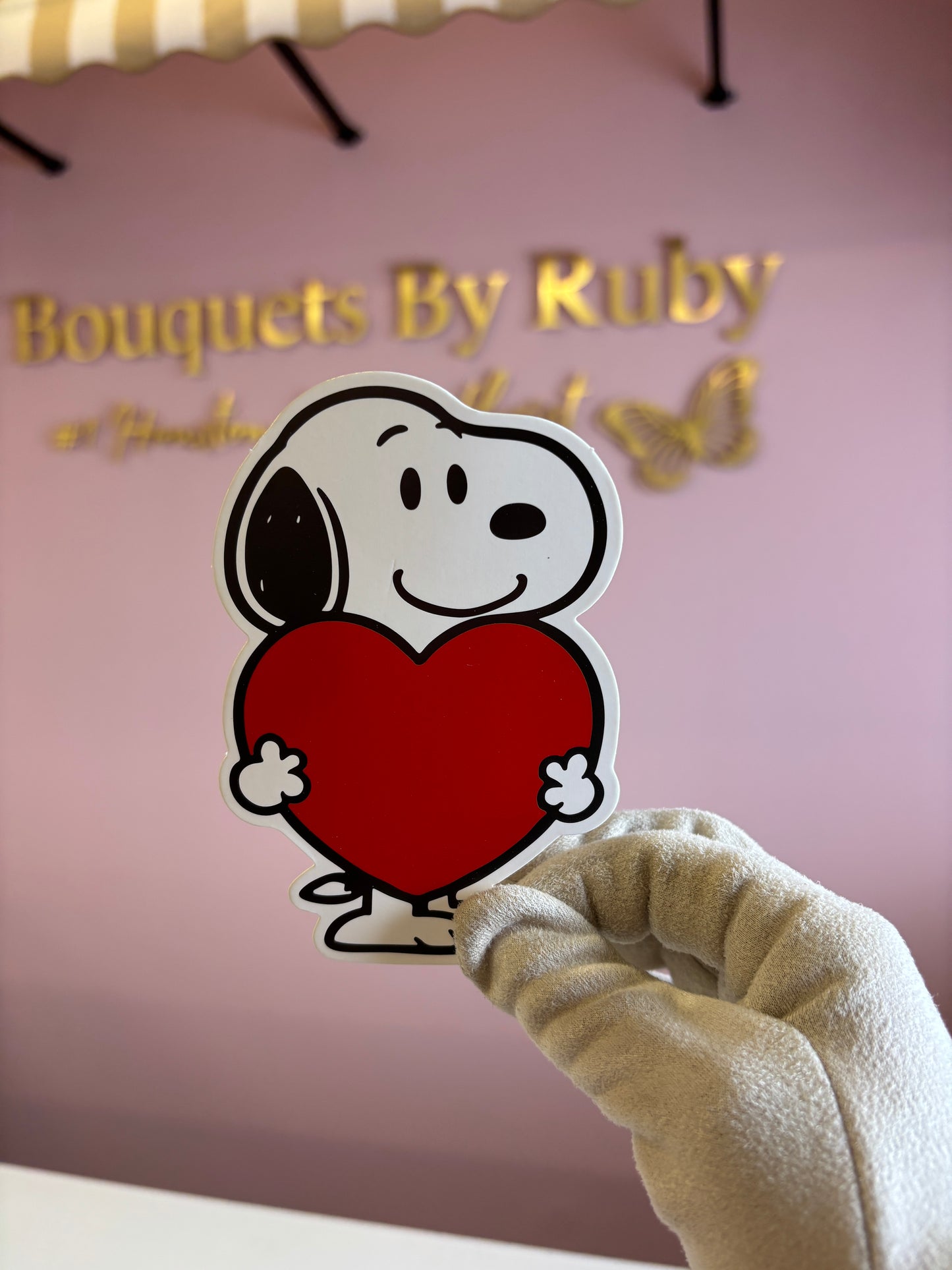 Standing snoopy hugging heart