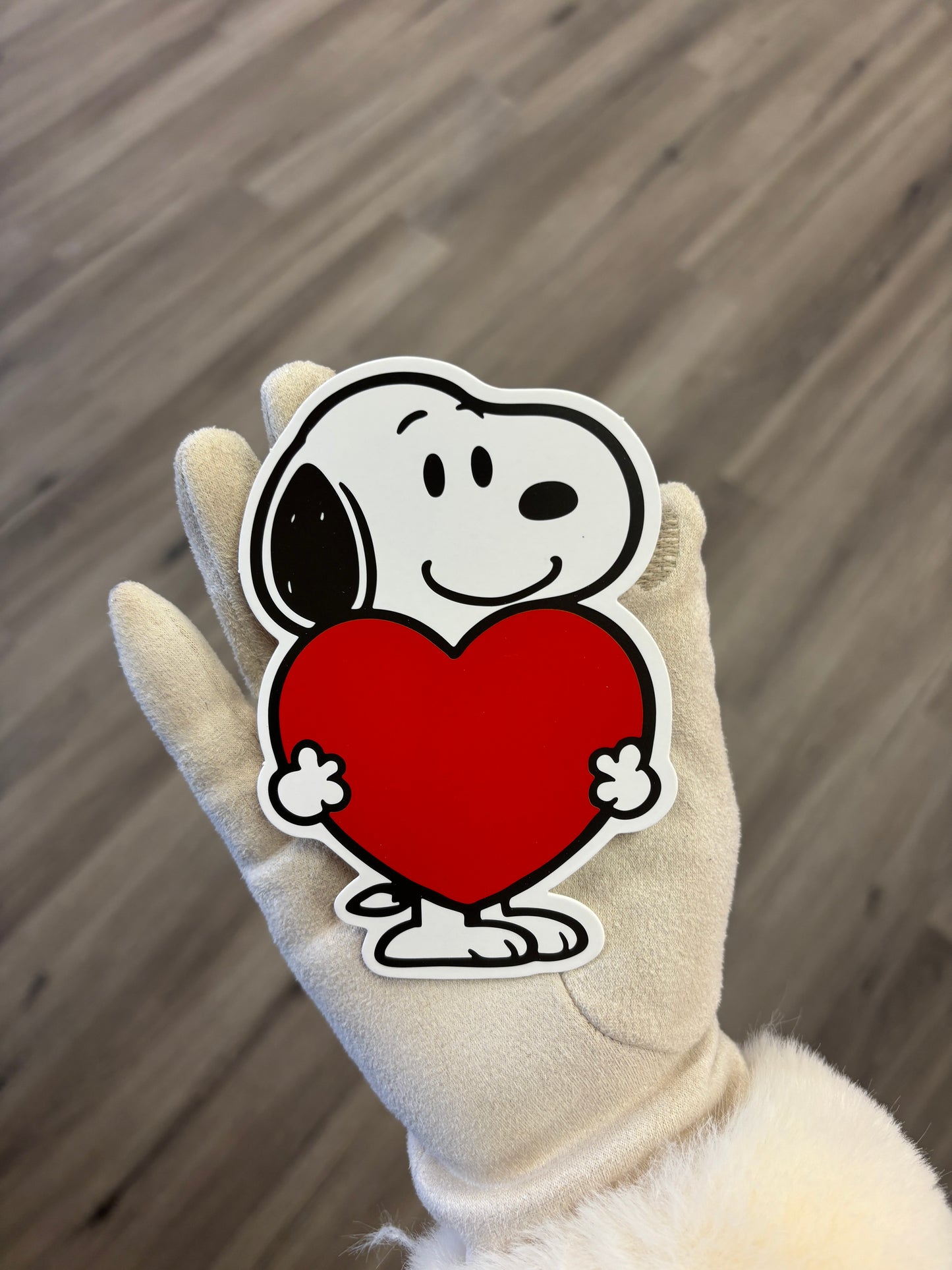 Standing snoopy hugging heart