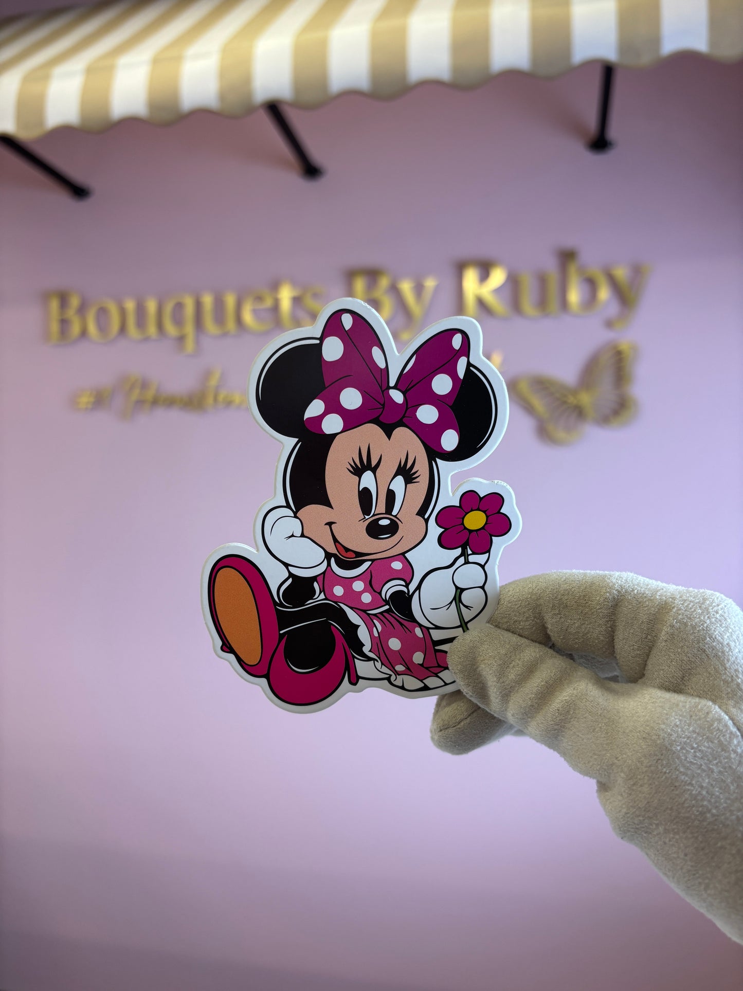 Minnie Mouse holding flower 🌺