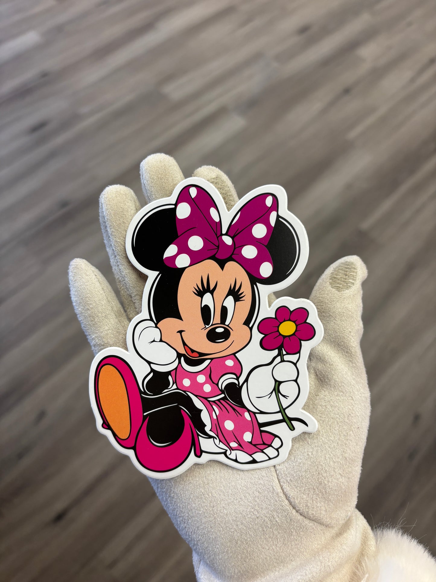 Minnie Mouse holding flower 🌺
