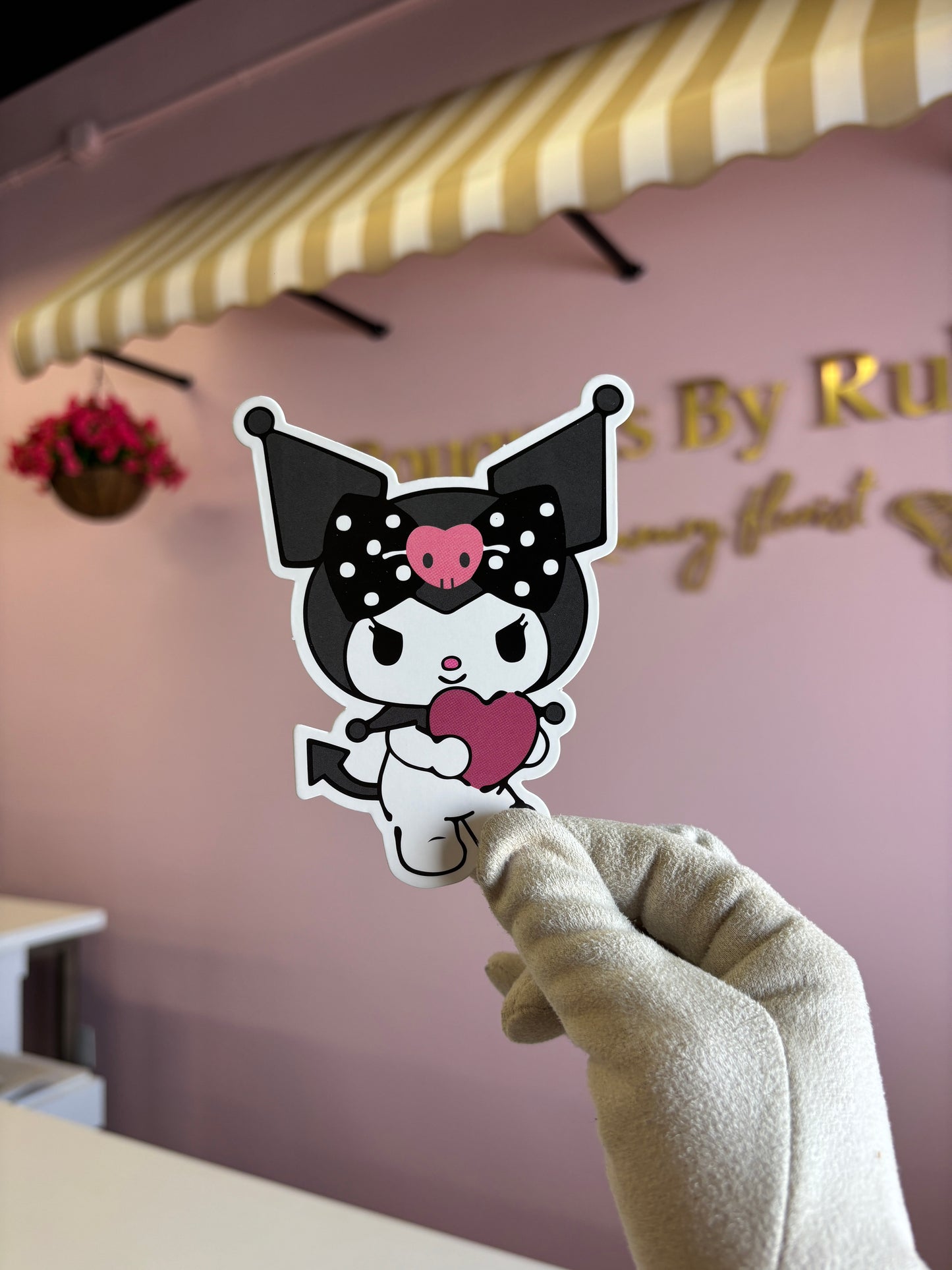 Kuromi holding heart 🩷