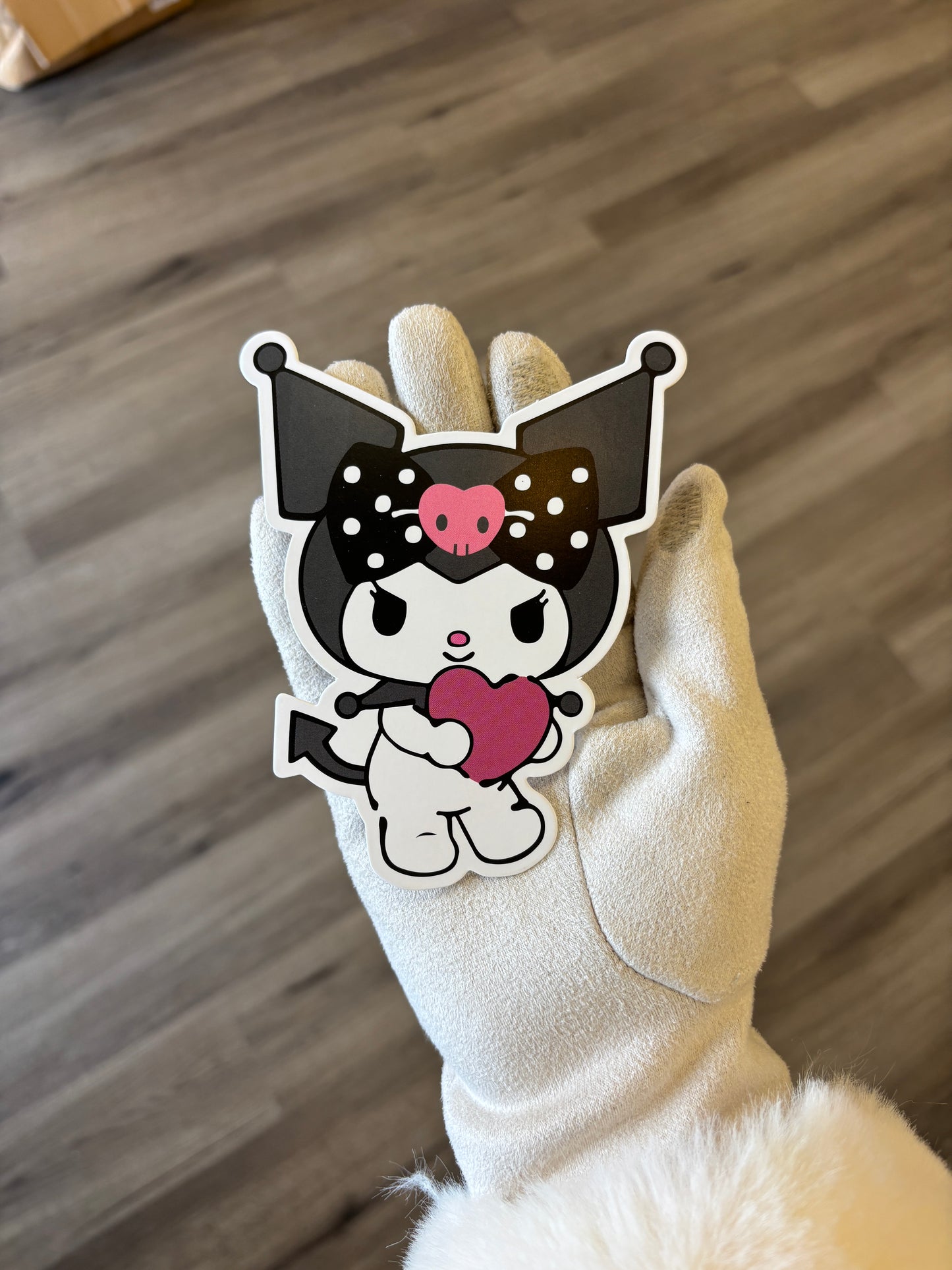 Kuromi holding heart 🩷