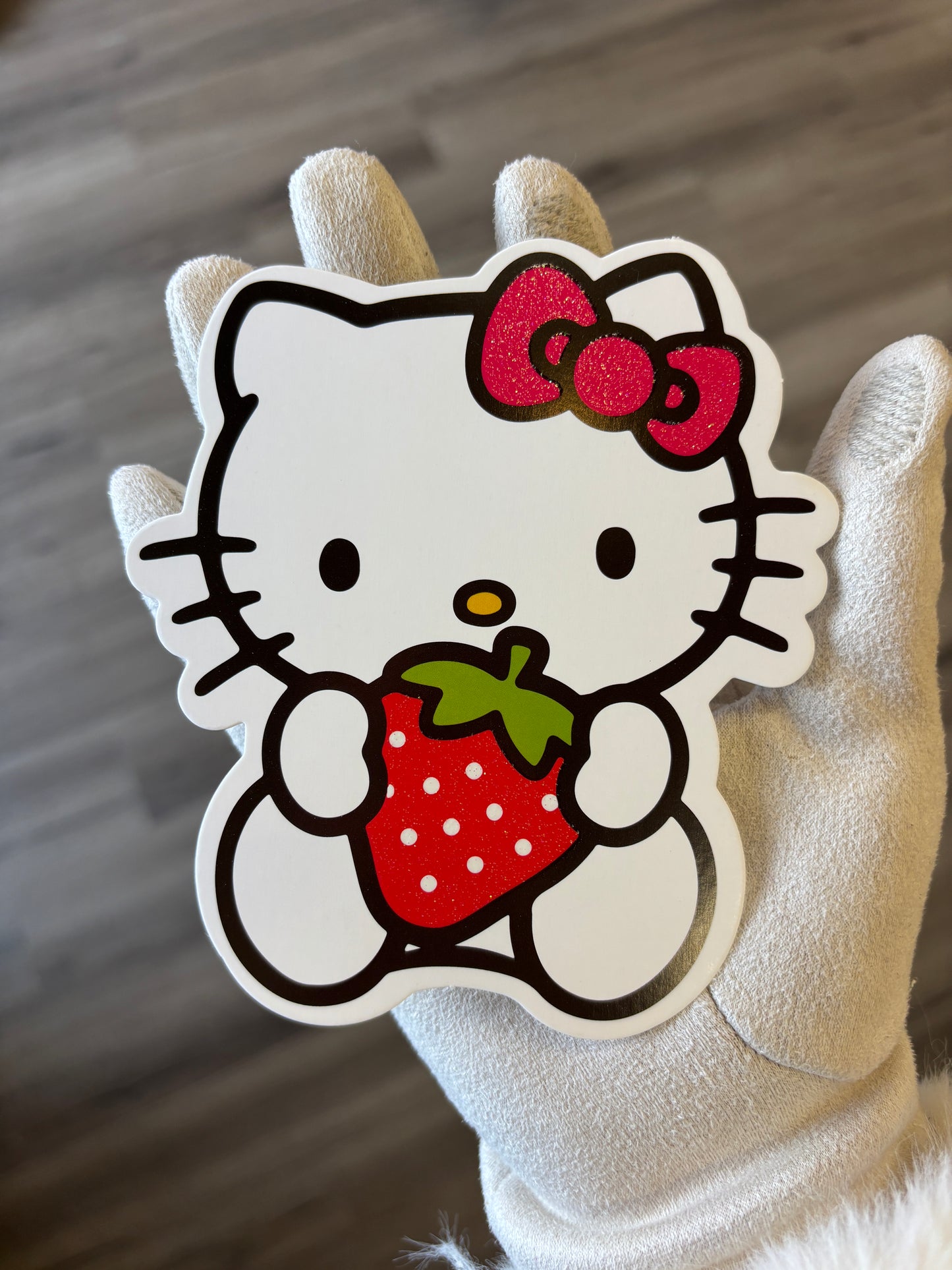 Hk holding strawberry π