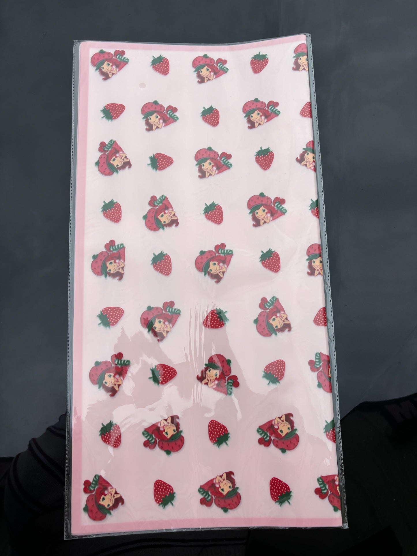 Light pink fresita berry transparent pinkš