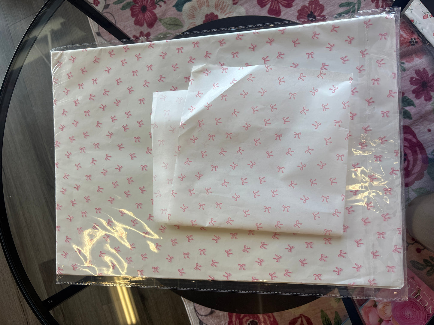 White tissue with pink bows printed ๐