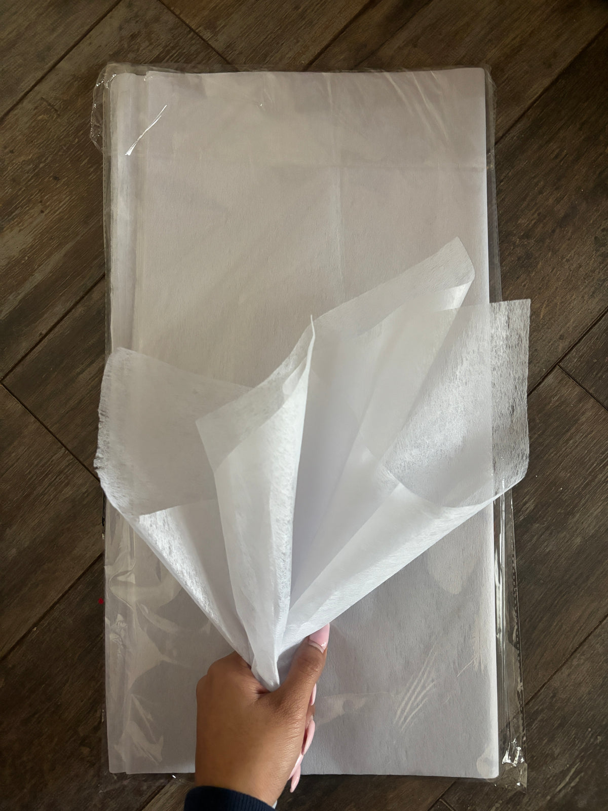 40 white tissue sheets