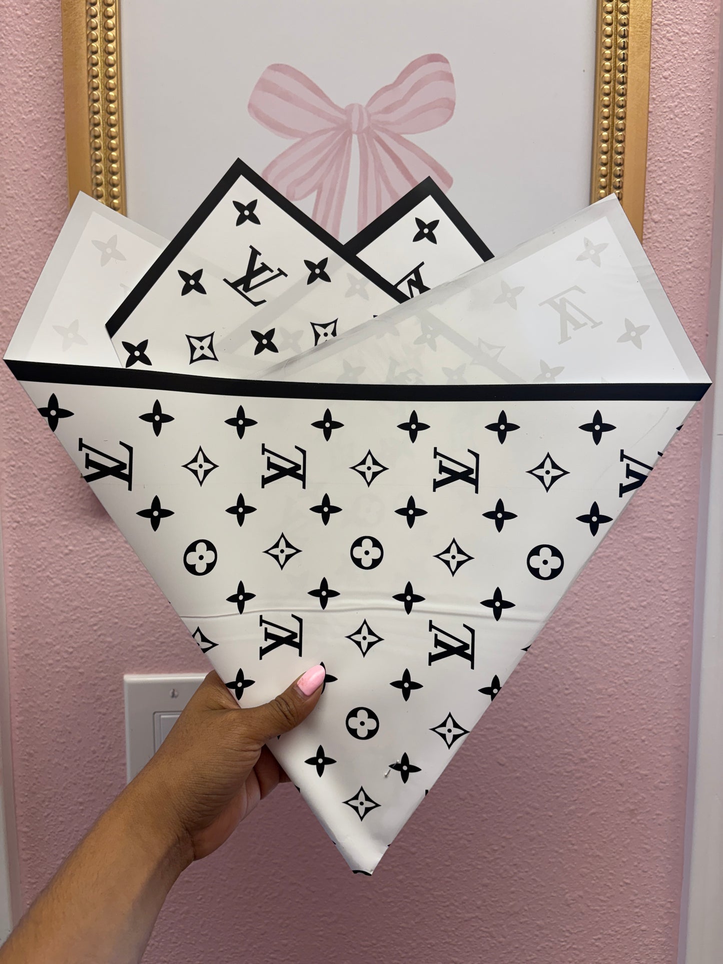 White LV black edge✨