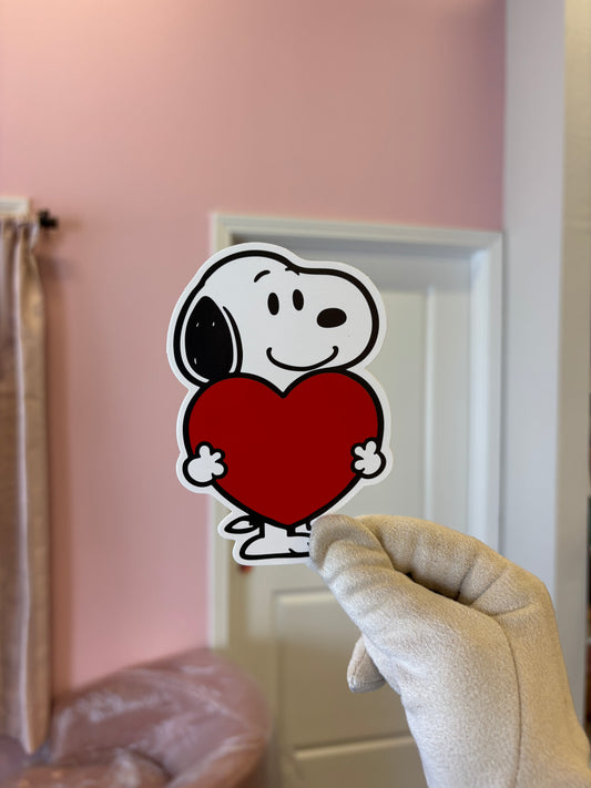 Standing snoopy hugging heart