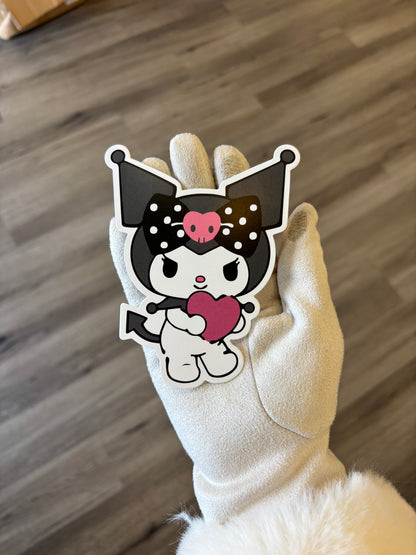 Kuromi holding heart 🩷