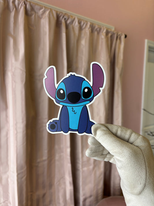Stitch sitting down 💙